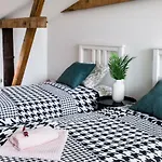 شقة Cozy Mansard Old Town Aptartment, Ac *