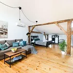 Cozy Mansard Old Town Aptartment, Ac شقة