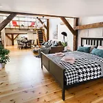 شقة Cozy Mansard Old Town Aptartment, Ac *