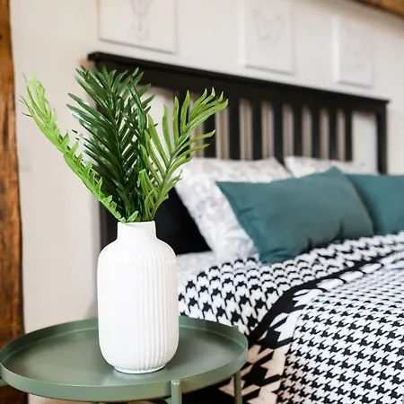 Daire Cozy Mansard Old Town Aptartment, Ac