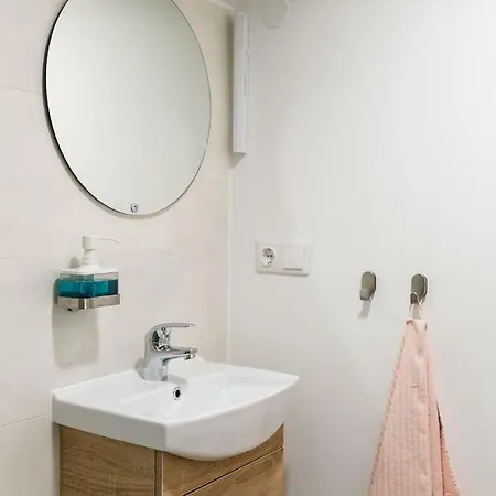 Daire Cozy Mansard Old Town Aptartment, Ac