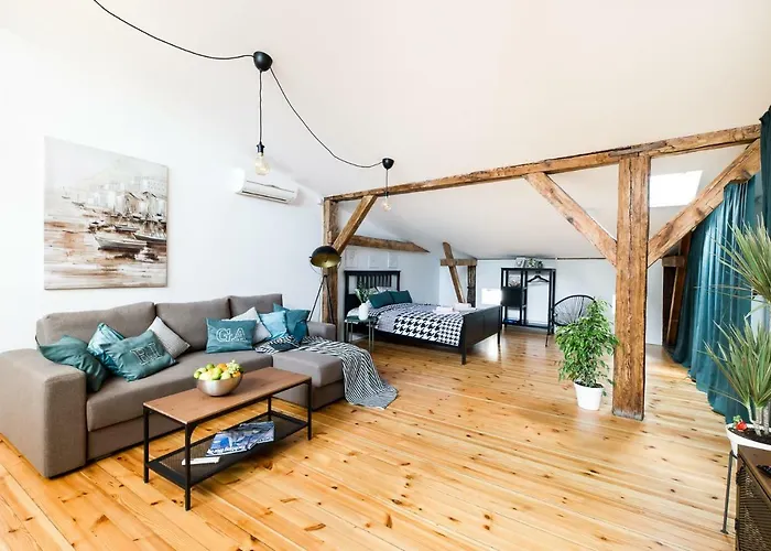 Cozy Mansard Old Town Aptartment, Ac 公寓